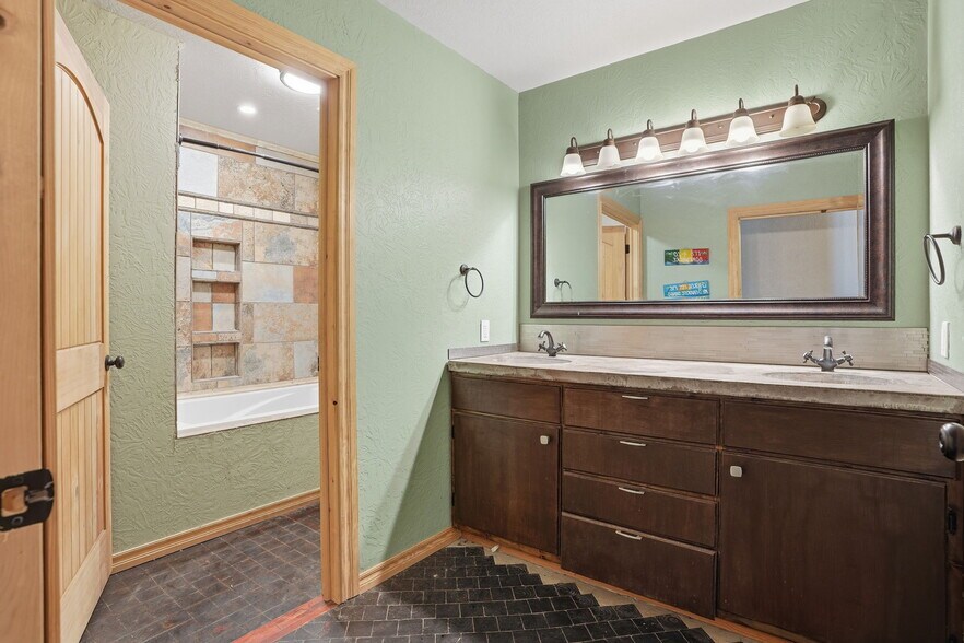 More Photos Of 17052 NE North Dr, Fletcher Flex For Sale