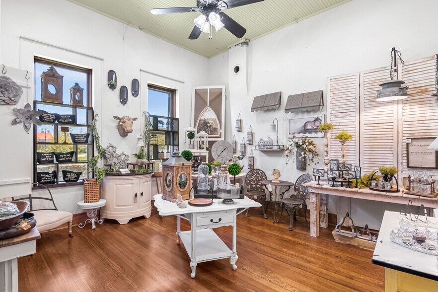 More Photos Of 702 Front St, Comfort Freestanding For Sale