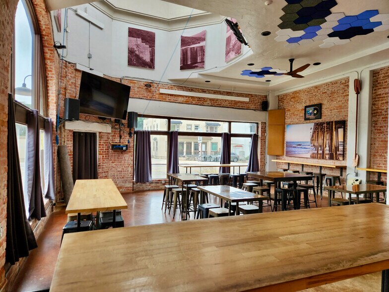 More Photos Of 585 E Thompson Blvd, Ventura Restaurant For Sale