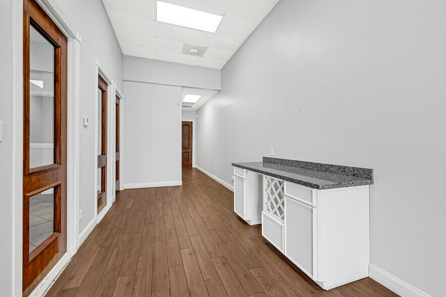 More Photos Of 12649-12655 Memorial Dr, Houston Storefront For Lease