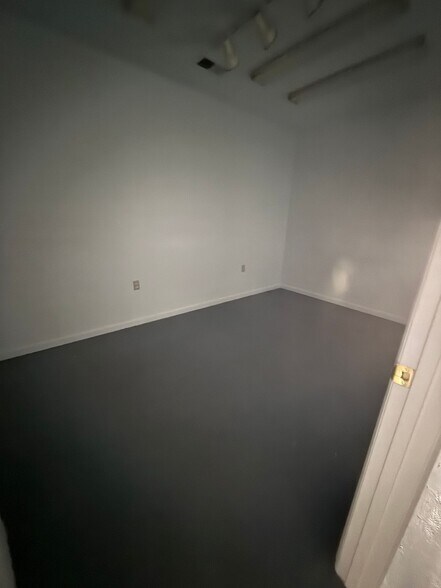 More Photos Of 905E W DeKalb St, Camden Office For Lease