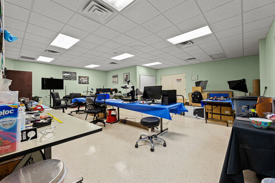 More Photos Of 1271 Rayford Bnd, Spring Light Manufacturing For Sale