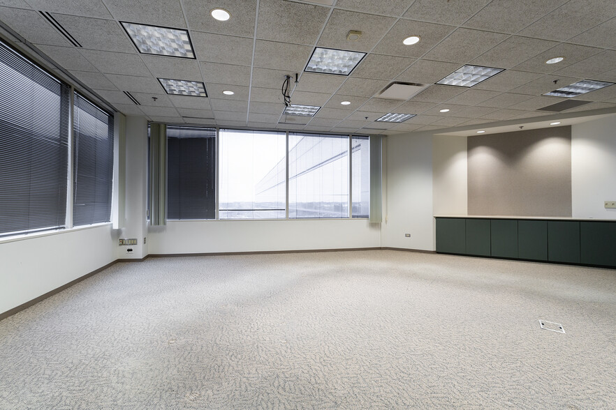 More Photos Of 4 Overlook Pt, Lincolnshire Office For Lease