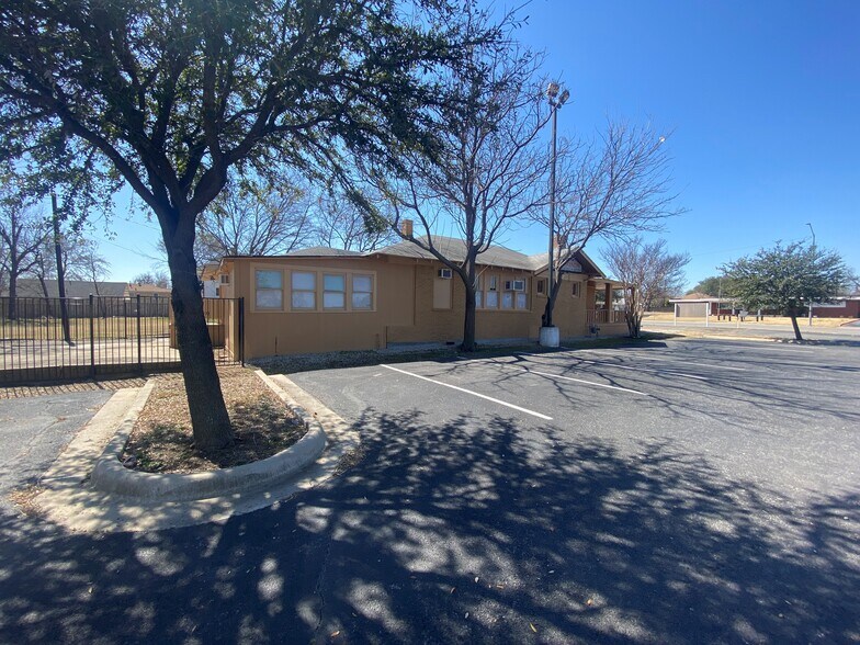 More Photos Of 2217 Hemphill St, Fort Worth Office For Sale