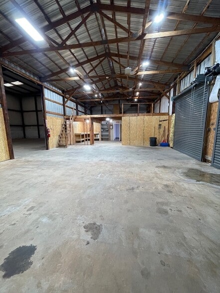 More Photos Of 14 Lake Dr, Inman Warehouse For Lease