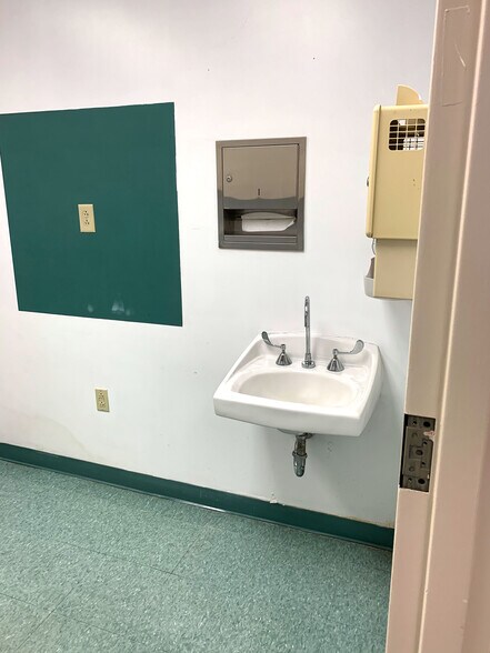 More Photos Of 3430 Newburg Rd, Louisville Medical For Lease