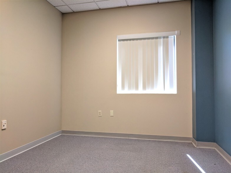 More Photos Of 901 W Main St, El Paso Office For Sale