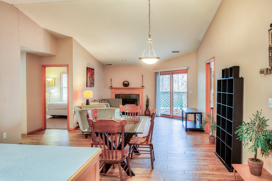 More Photos Of 1533 Arbors Ln, Bloomington Apartments For Sale