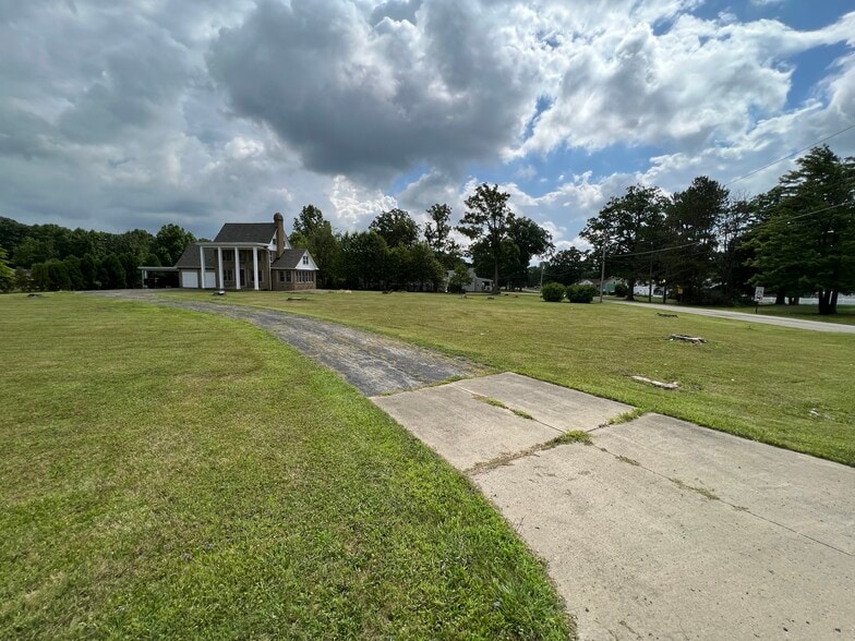 More Photos Of 171 N Canfield Niles Rd, Austintown Office Residential For Sale