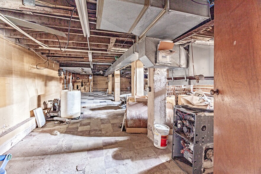 More Photos Of 16 S Maryland Ave, Wilmington General Retail For Sale