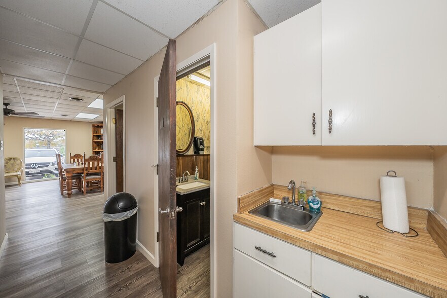 More Photos Of 424 S Bryan Belt Line Rd, Mesquite Flex For Sale