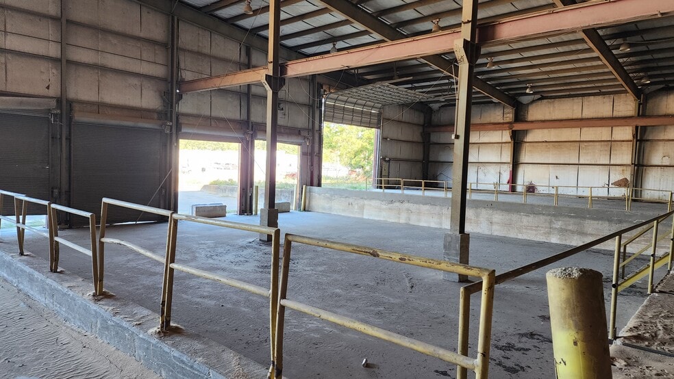 More Photos Of 325 Liberty Ln, Grand Cane Warehouse For Sale