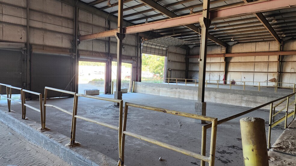 More Photos Of 325 Liberty Ln, Grand Cane Warehouse For Lease