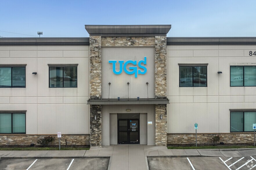 More Photos Of 8448 N Sam Houston Pky W, Houston Light Distribution For Lease