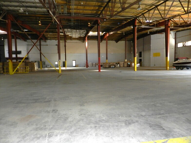 More Photos Of 2520 N River Rd, Olathe Warehouse For Sale