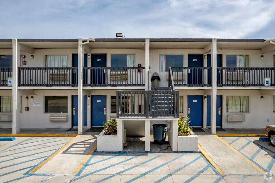 More Photos Of 4013 Padre Blvd, South Padre Island Hotel For Sale