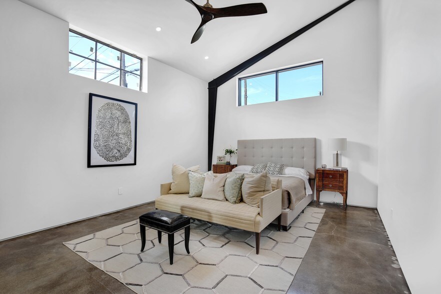 More Photos Of 4770 Memphis St, Dallas Showroom For Sale