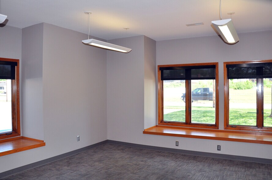 More Photos Of Shunga Creek Office, Topeka Office For Sale