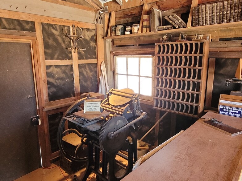More Photos Of 331 W Rockspring Ln, Benson Movie Radio TVStudio For Sale