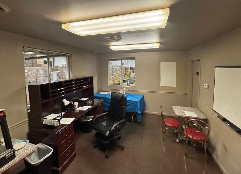 More Photos Of 400 Commerce Blvd, Lawrence Manufacturing For Lease