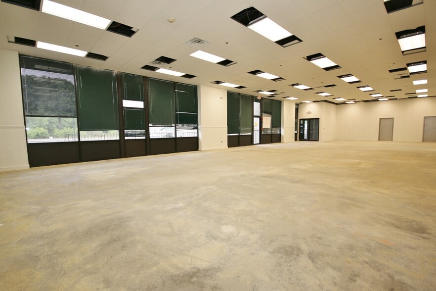 More Photos Of 82 Newbury St, Peabody Restaurant For Lease