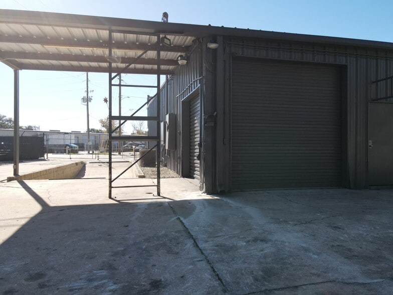 More Photos Of 735 Commerce Cir, Longwood Warehouse For Lease
