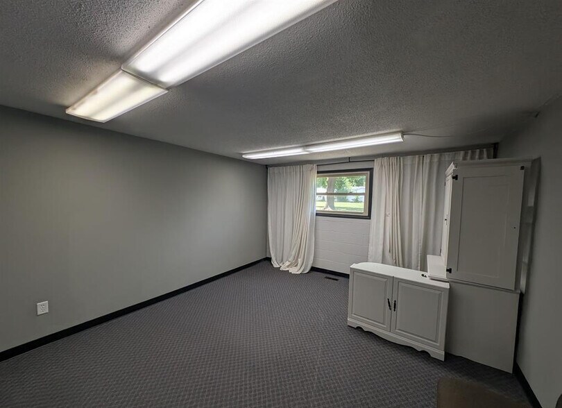 More Photos Of 2221 N Parkway Dr, Pekin Religious Facility For Lease