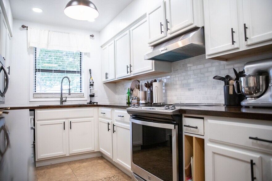 More Photos Of 2826 Santa Barbara Blvd, Cape Coral Freestanding For Sale