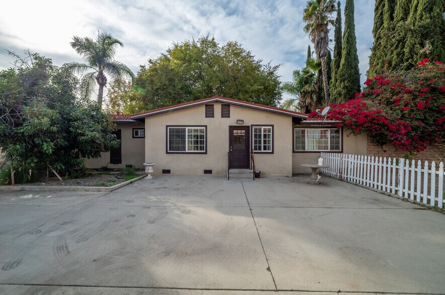 More Photos Of 2023 S Bon View Ave, Ontario Contractor Storage Yard For Sale