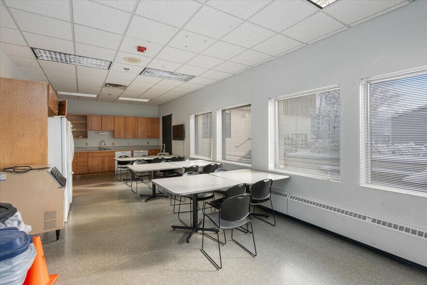 More Photos Of 7001 Jewel Lake Rd, Anchorage Office For Sale