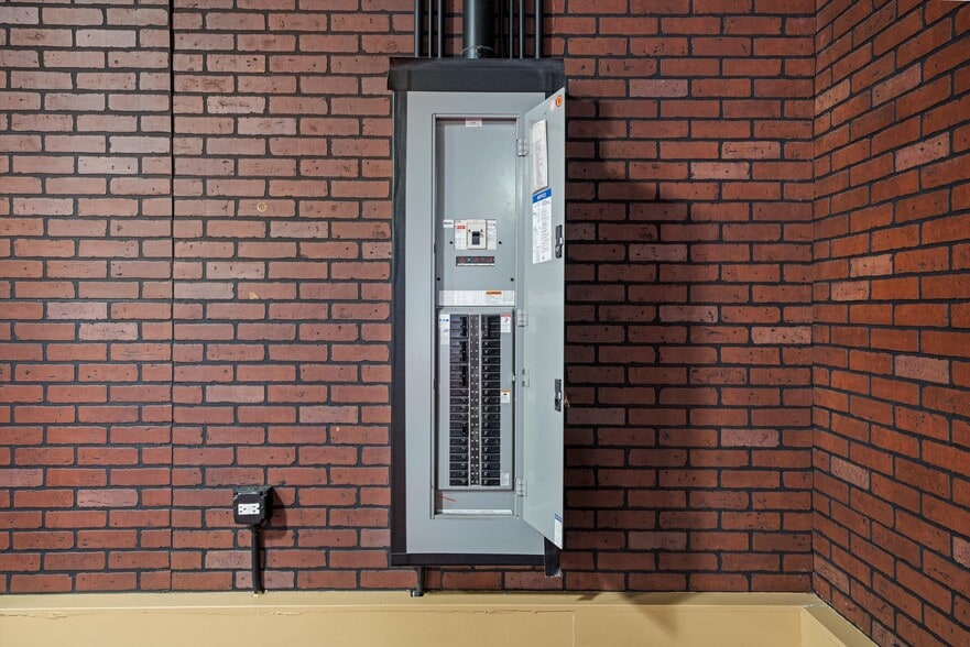 More Photos Of 1720 W North Ave, Chicago Storefront Retail Office For Lease