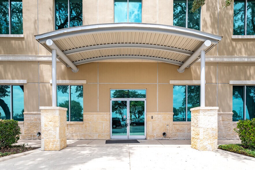 More Photos Of 11603 W Coker Loop Rd, San Antonio Office For Lease