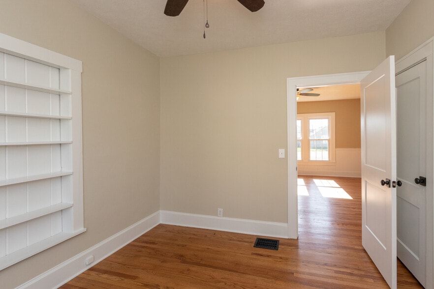 More Photos Of 422 E Main St, Brownsburg Office For Sale