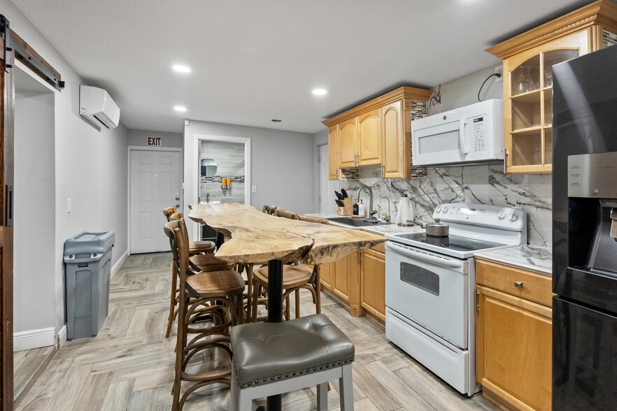 More Photos Of 5424 Edgewater Dr, Orlando Flex For Lease