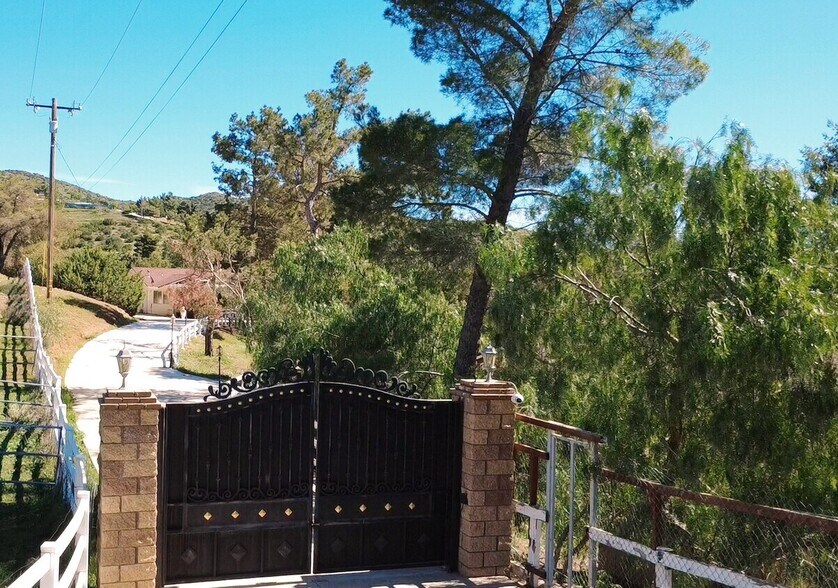 More Photos Of 33716 Hubbard Rd, Acton Flex For Lease