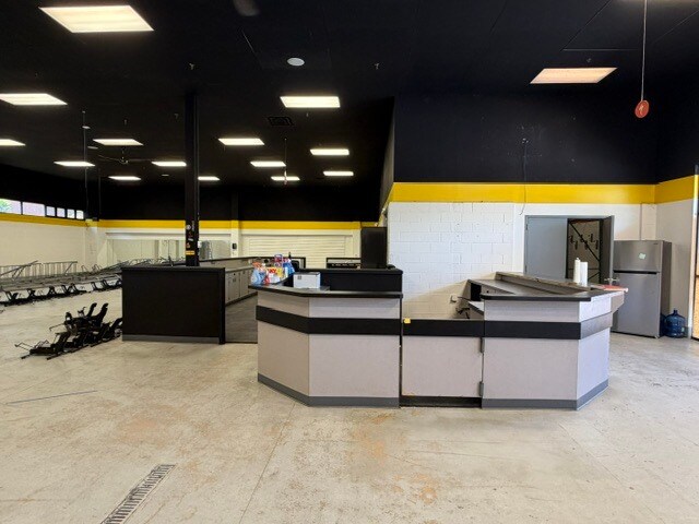 More Photos Of 427 Winsted Rd, Torrington Freestanding For Lease