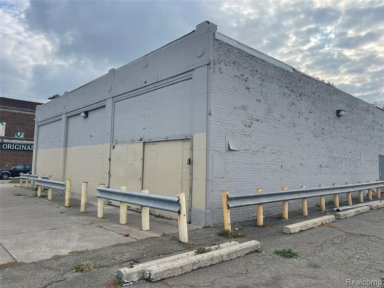 More Photos Of 301 S Oakwood, Detroit Warehouse For Sale