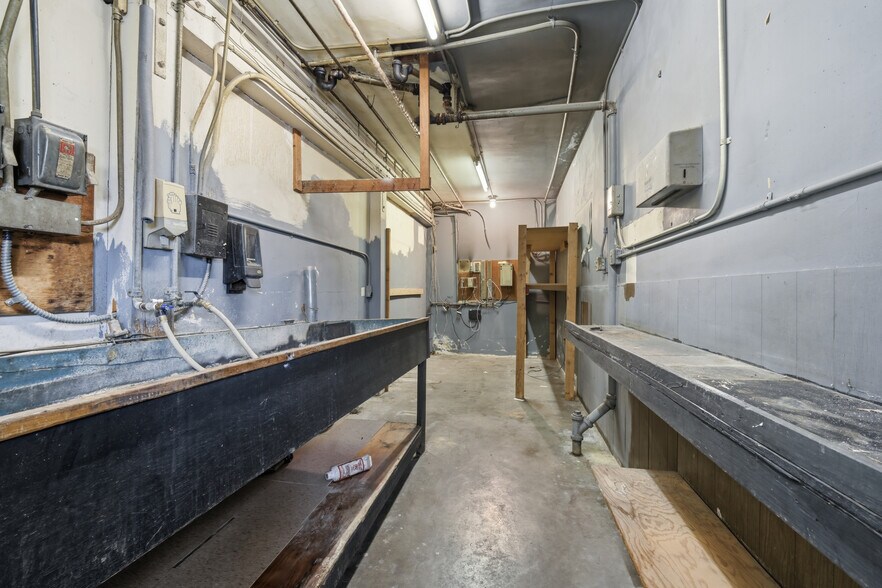 More Photos Of 915 W Olive Ave, Burbank Office For Sale