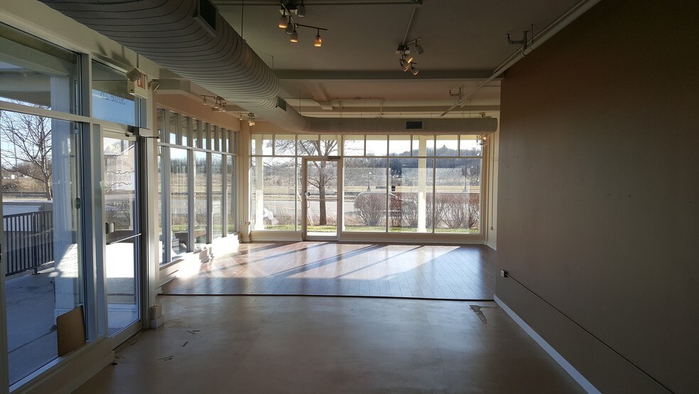 More Photos Of 960-970 Harris Rd, Grayslake Coworking Space