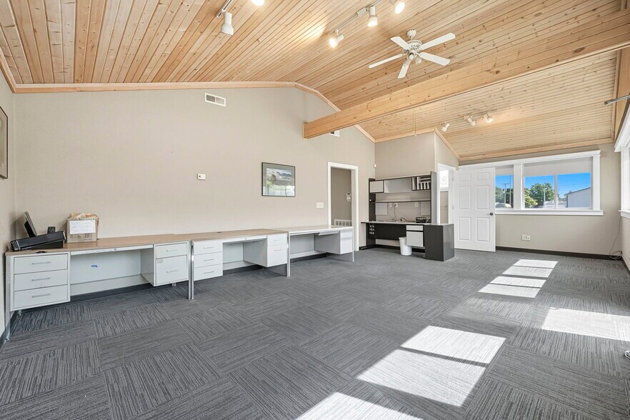 More Photos Of 635 E Business 30, Columbia City Showroom For Sale