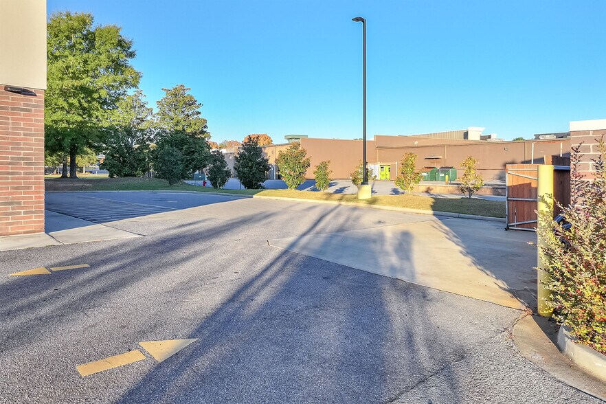 More Photos Of 2200 Interstate Dr, Opelika Auto Repair For Sale
