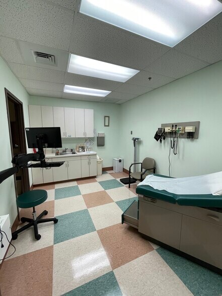 More Photos Of 100 Simsbury Rd, Avon Medical For Lease