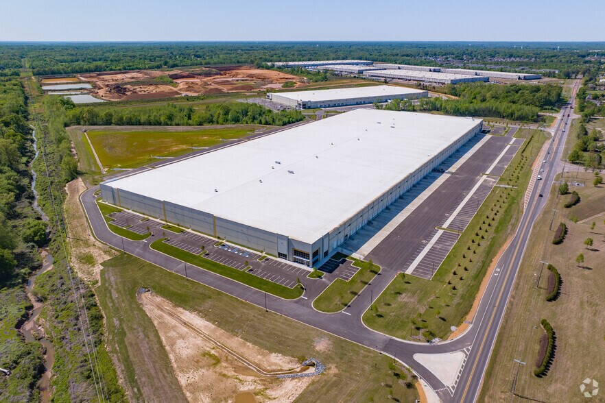 More Photos Of 3715 US Hwy 51, Southaven Distribution For Lease