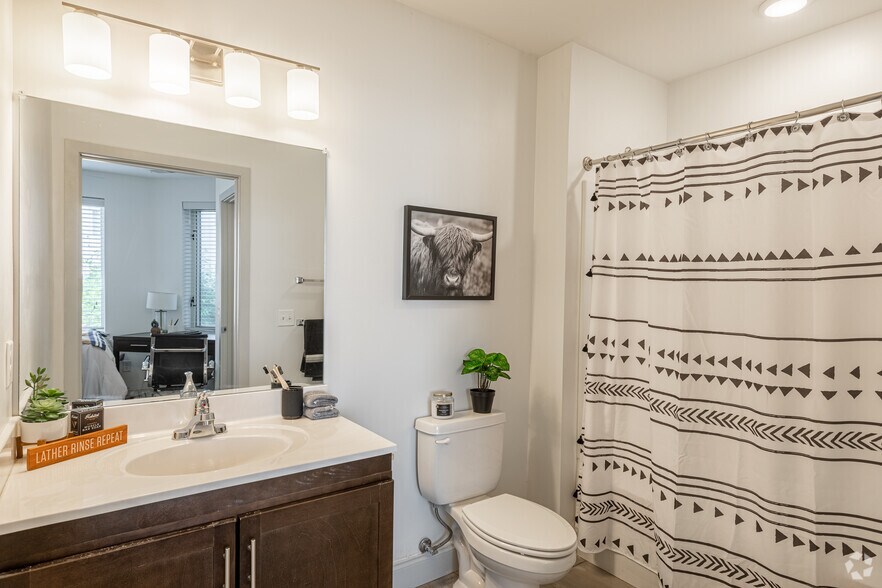 More Photos Of 165 W McMillan St, Cincinnati Apartments For Lease