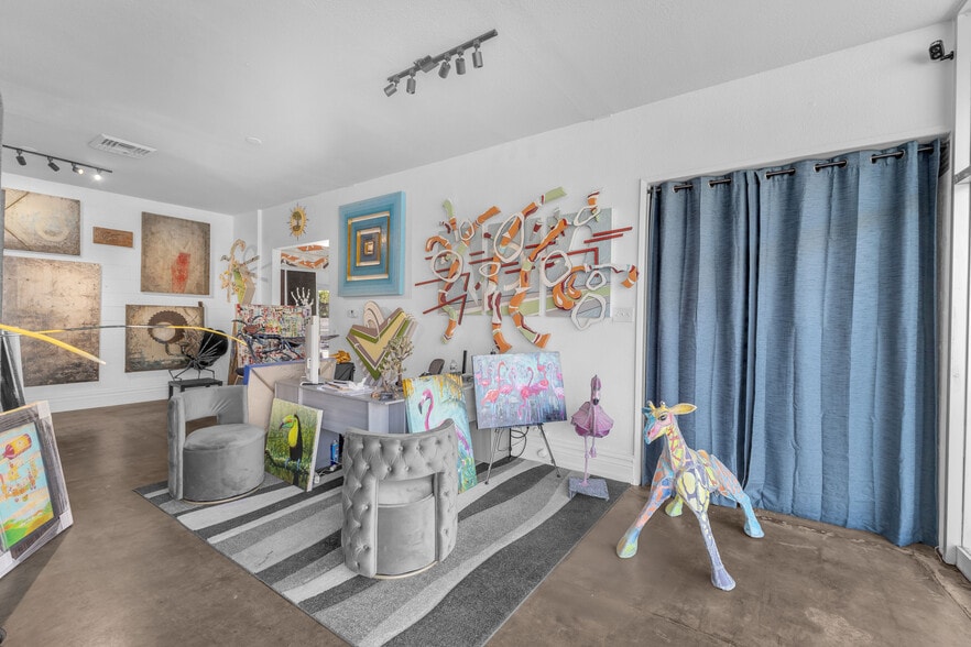 More Photos Of 560-562 S Indian Canyon Dr, Palm Springs Storefront Retail Residential For Lease