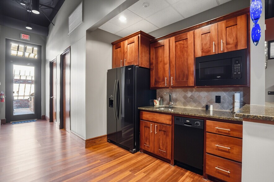 More Photos Of 309 N Oak St, Roanoke Office For Sale