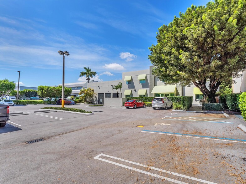 More Photos Of 8299 NW 30th Ter, Doral Warehouse For Lease