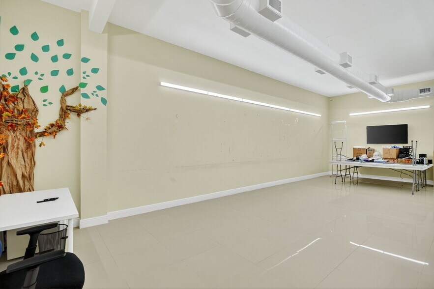 More Photos Of 260-268 Mohawk Rd, Clermont Medical For Lease