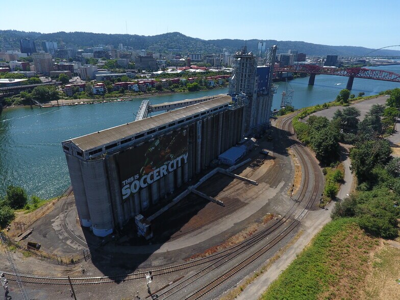 More Photos Of 900 N Thunderbird Way, Portland Distribution For Sale