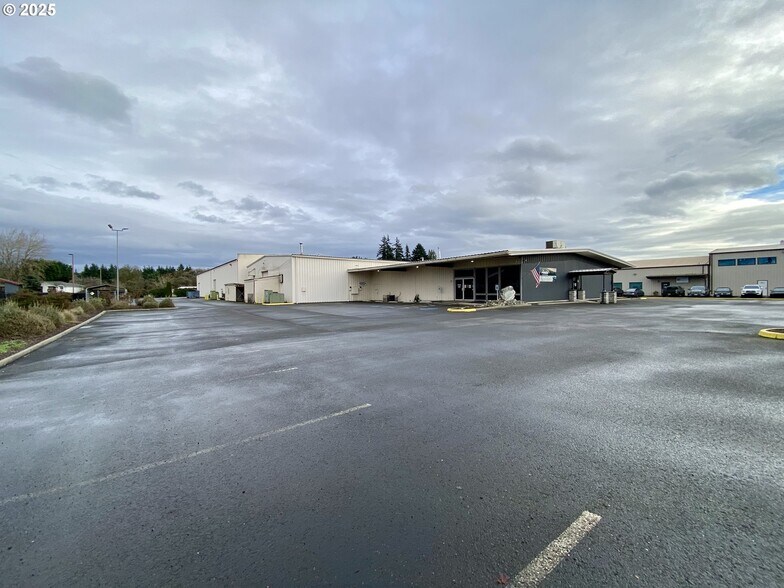 Primary Photo Of 1400 Atlantic Ave, Woodland Showroom For Sale